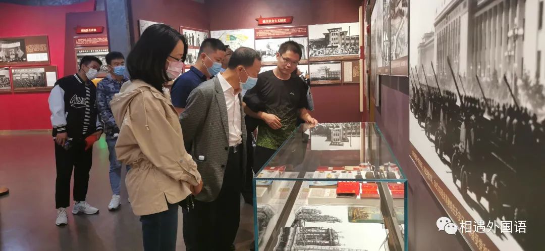 图片包含 游戏机, 站, 一群, 桌子描述已自动生成