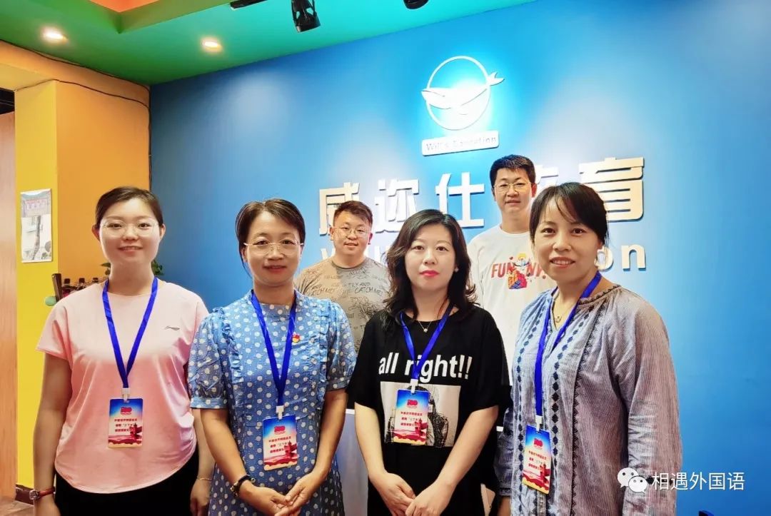 人们站在一起合影的一群人描述已自动生成