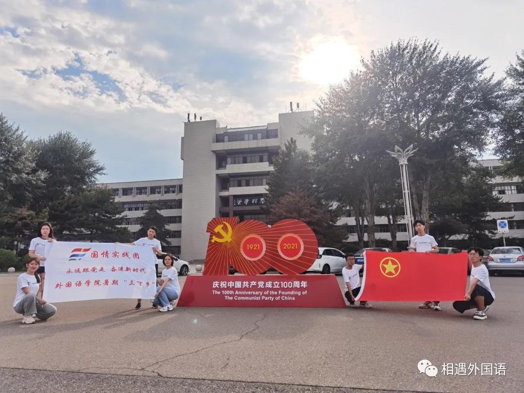 街道上立着广告牌子描述已自动生成 街道上立着广告牌子描述已自动生成