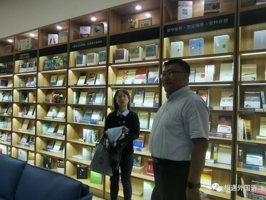 图书馆里的人们描述已自动生成